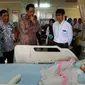 Sri Sultan HB X sempat menjenguk Muhammad Tsaqif Dirga Krisnawan, bayi empat bulan yang menjadi yatim piatu setelah orangtuanya meninggal dunia dalam kecelakaan di Jalan Magelang KM 5, Sleman, DIY. (Liputan6.com/Yanuar H)