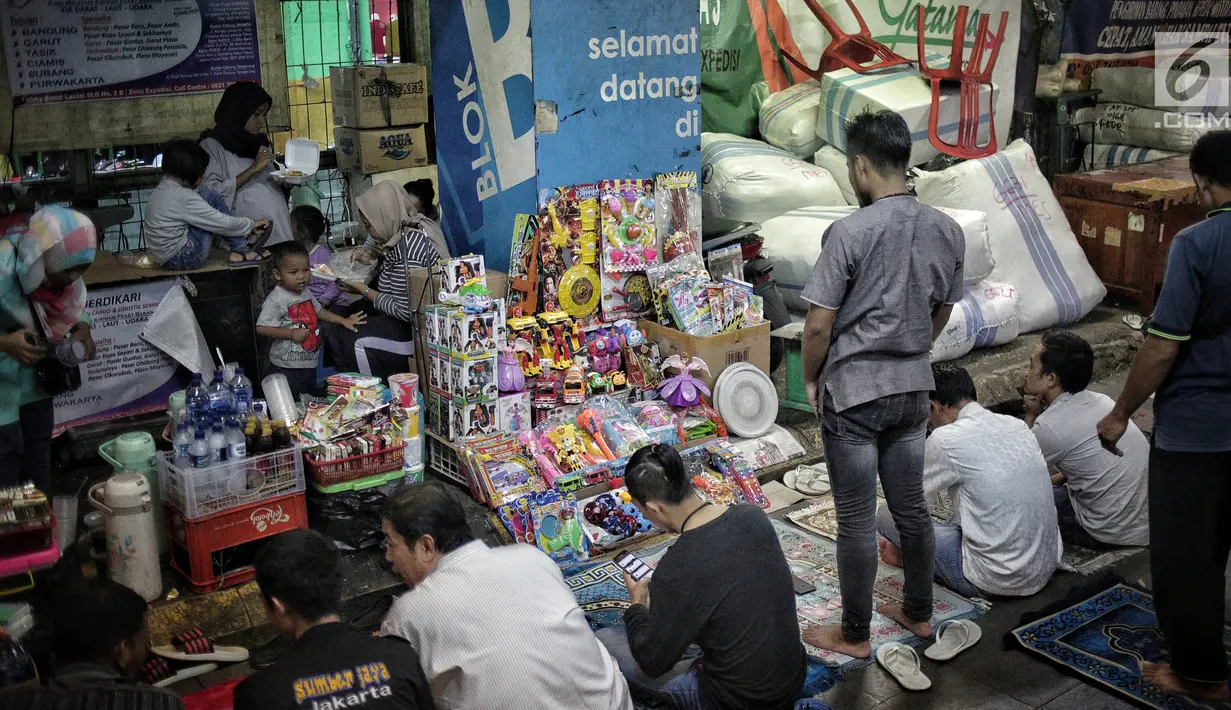 Jemaah menunggu pelaksanaa salat Jumat di Pasar Tanah Abang, Jakarta, Jumat (10/5/2019). Area masjid yang terbatas membuat jemaah harus mengisi selasar dan lorong di area pasar untuk menjalankan salat. (Liputan6.com/Faizal Fanani)