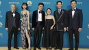 <p>(Dari kiri) O Yeong-su, Jung Ho-yeon, Hwang Dong-hyuk, Kim Ji-yeon, Lee Jung-jae, dan Park Hae-soo tiba menghadiri Primetime Emmy Awards ke-74 di Microsoft Theater di Los Angeles pada Senin, 12 September 2022. Squid Game masuk dalam 14 nominasi di Emmy Awards 2022. (AP Photo/Jae C. Hong)</p>