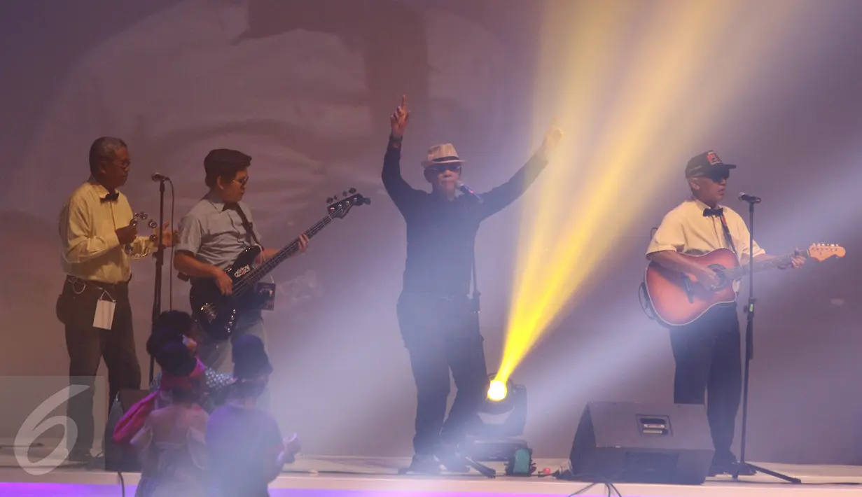 Aksi Grup musik Pancaran Sinar Petromaks dalam acara Nostalgia Sma - The 80s are back di kawasan Senayan, Jakarta, Jumat (20/1). Acara tersebut menampilkan beberapa musisi era tahun 80-an. (Liputan6.com/Herman Zakharia)