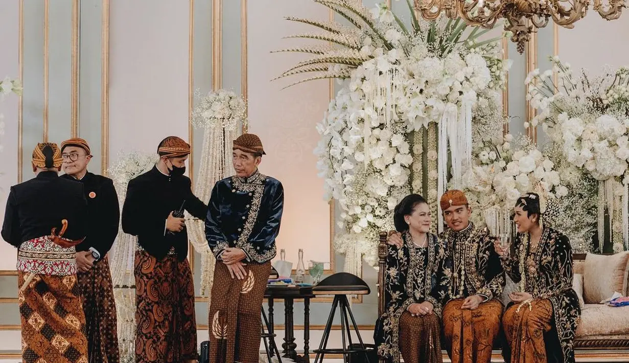 Lihat potret menarik yang satu ini. Kaesang diapit oleh istri dan sang ibu yang dibalut kebaya velvet serasi berwarna hitam. [Foto: Instagram/erinagudono]
