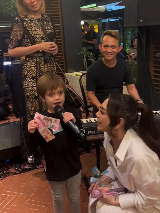 Didampingi sang ibunda, Eadred Koa Lewis Miguel atau dipanggil Koa tampak menyanyi lagu Jawa. Penampilan Koa yang diiringi musik live tersebut berhasil mencuri perhatian pengunjung lain. [Instagram/inijedar]