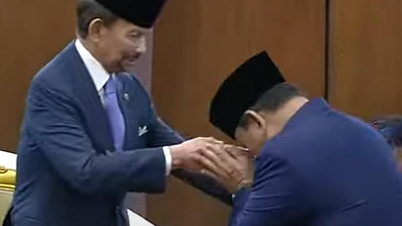 Momen Kejutan Prabowo Resmi Jadi Presiden Cium Tangan Salah Satu Sultan Terkaya di Dunia