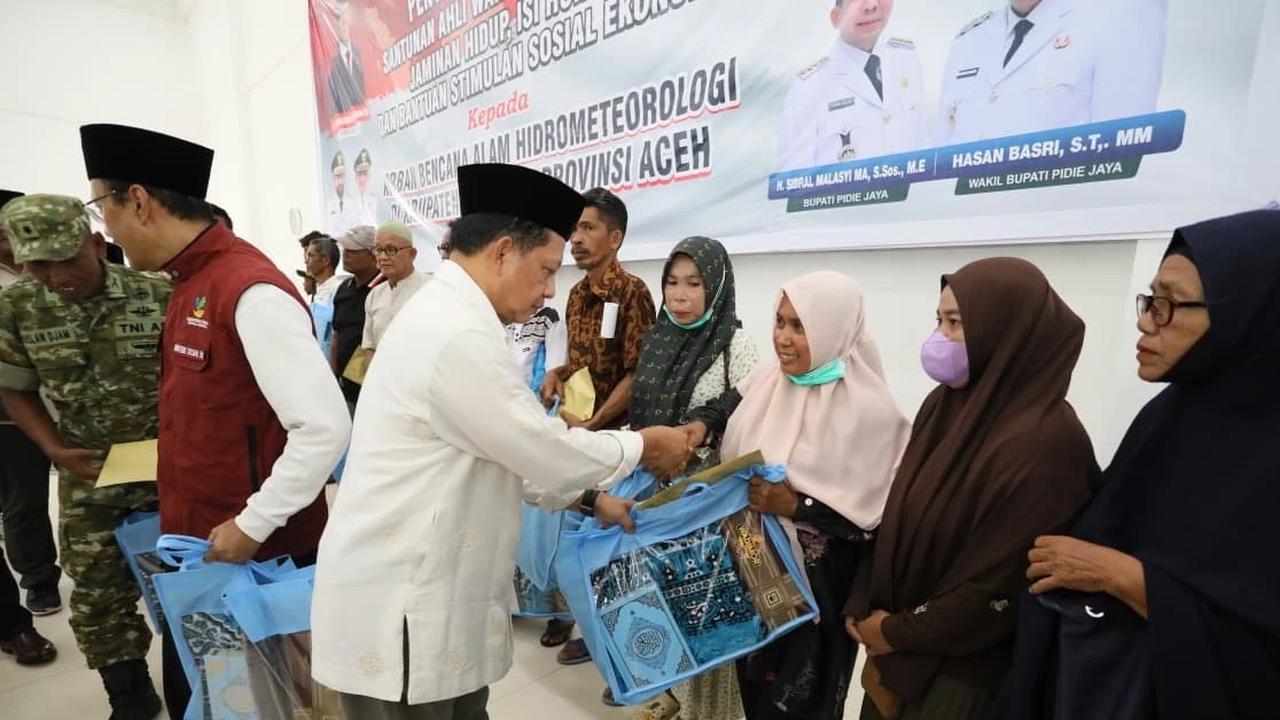 Kasatgas Percepatan Rehabilitasi dan Rekonstruksi (PRR) Tito Karnavian Salurkan Bantuan untuk Korban Bencana di Pidie Jaya