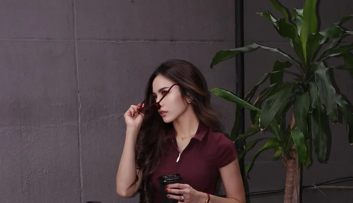 Lengkapi busananya, Mahalini Raharja mengenakan sunglasses dan loafers kulit berwarna cokelat [@mahaliniraharja]