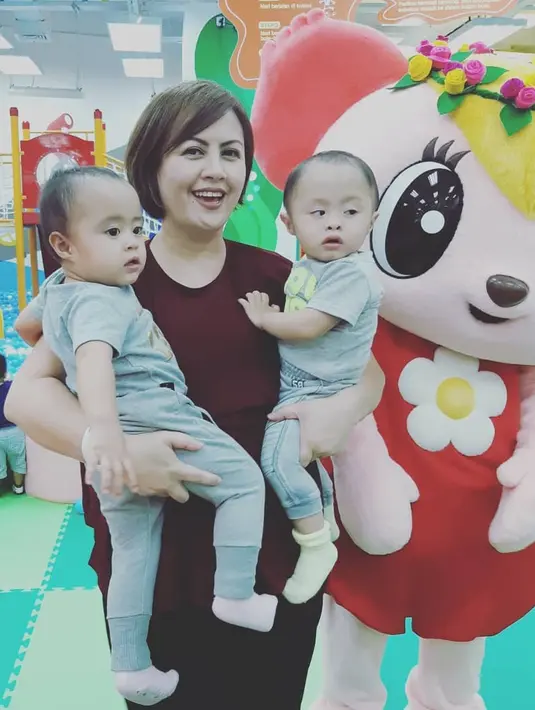 Dengan hadirnya buah hati, baik Surya maupun sang istri banyak pertimbangan sebelum menerima setiap pekerjaan. Surya mengaku pilih-pilih pekerjaan. (Instagram/cynthia_lamusu)