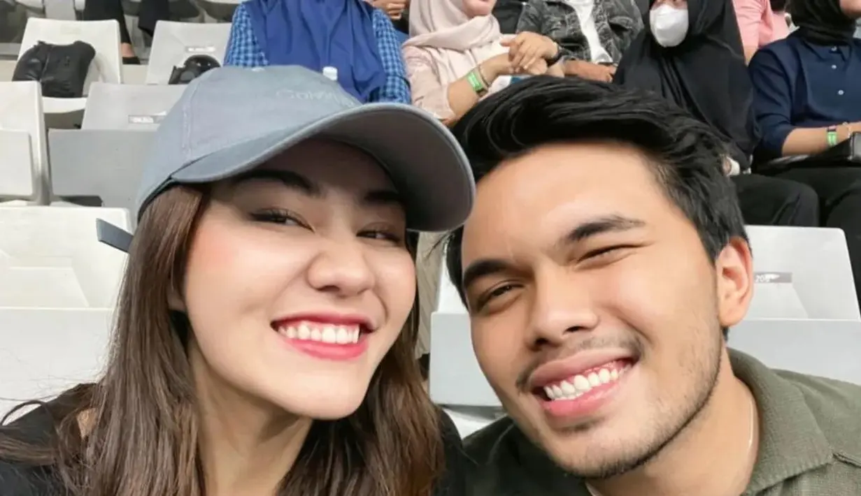 Potret manis lainnya diunggah di story Instagram. Memperlihatkan selfie Aaliyah dan Thariq yang tersenyum bahagia dengan outfit kasual. [Foto: Instagram/aaliyahthoriq.ofc]