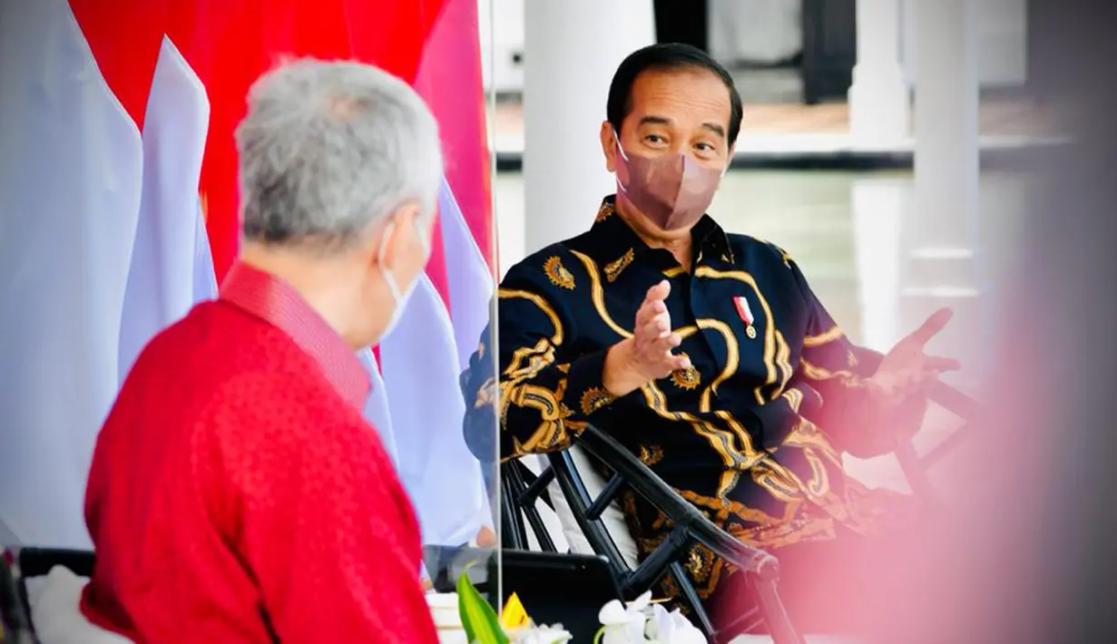 Presiden Joko Widodo (kanan) berbincang dengan PM Singapura Lee Hsien Loong di The Sanchaya Resort Bintan, Kabupaten Bintan, Provinsi Kepulauan Riau, Selasa (25/1/2022). Kehadiran PM Lee di Bintan ini untuk menghadiri Leaders’ Retreat Indonesia-Singapura. (Laily Rachev/Biro Pers Setpres)