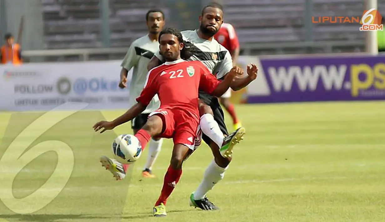Penyerang tengah Maladewa bernomor 22, Shifaz Hassan berusaha mempertahankan bola dari kepungan pemain Papua Nugini (Liputan6.com/Helmi Fithriansyah)