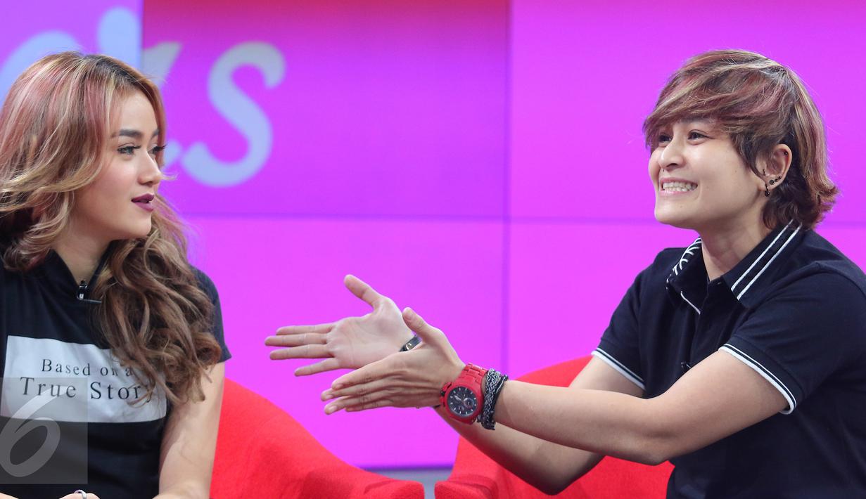 Duo The Virgin dalam acara Live Streaming "Dear Haters" di SCTV Tower, Jakarta, Kamis (12/5). Dengan mengikuti perkembangan industri musik, Mita dan Dara berharap kemunculan The Virgin nantinya akan disambut baik oleh publik. (Liputan6.com/Angga Yuniar)