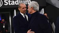 Pelatih Juventus, Massimiliano Allegri (kiri) dan pelatih AS Roma, Jose Mourinho saling berpelukan sebelum dimulainya laga pekan ke-18 Serie A Liga Italia 2023/2024 di Allianz Stadium, Turin, Sabtu (30/12/2023) malam waktu setempat. (LaPresse via AP Photo/Marco Alpozzi)