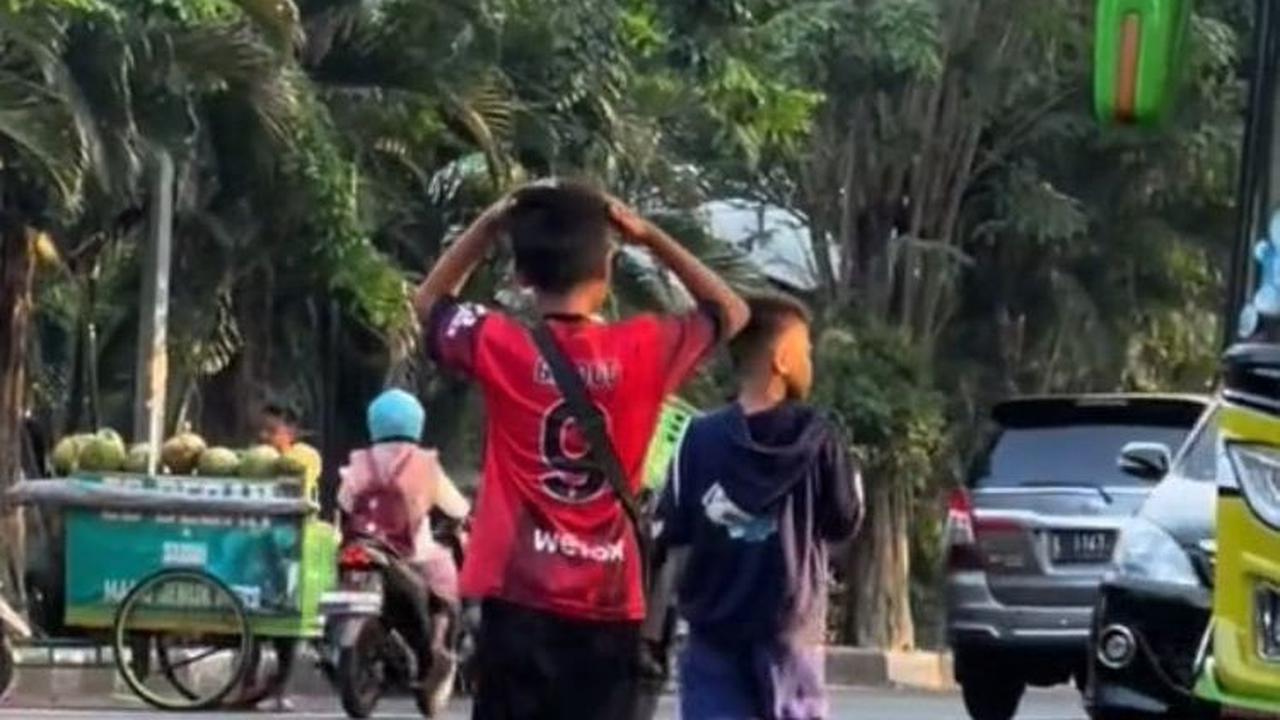 Viral Kisah Dua Sahabat Jualan Makanan Ringan untuk Bantu Orang Tua, Bikin Haru