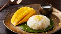 Mango Sticky Rice. (Shutterstock/prasit jamkajornkiat)