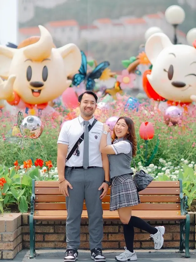 Kiky Saputri dan Suami Memakai Seragam Sekolah