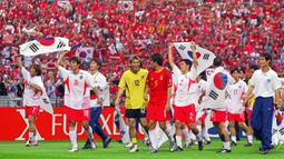 Korea Selatan. Pada Piala Dunia edisi 2002 di Jepang dan Korea Selatan, Timnas Spanyol juga tersingkir di babak perempatfinal. Tuan rumah Korea Selatan menjadi negara yang sukses menyingkirkan Spanyol di babak 8 besar Piala Dunia 2002 (22/6/2002) melalui adu tendangan penalti 5-3 setelah hingga babak perpanjangan waktu usai skor masih sama kuat 0-0. (AFP/Jimin Lai)