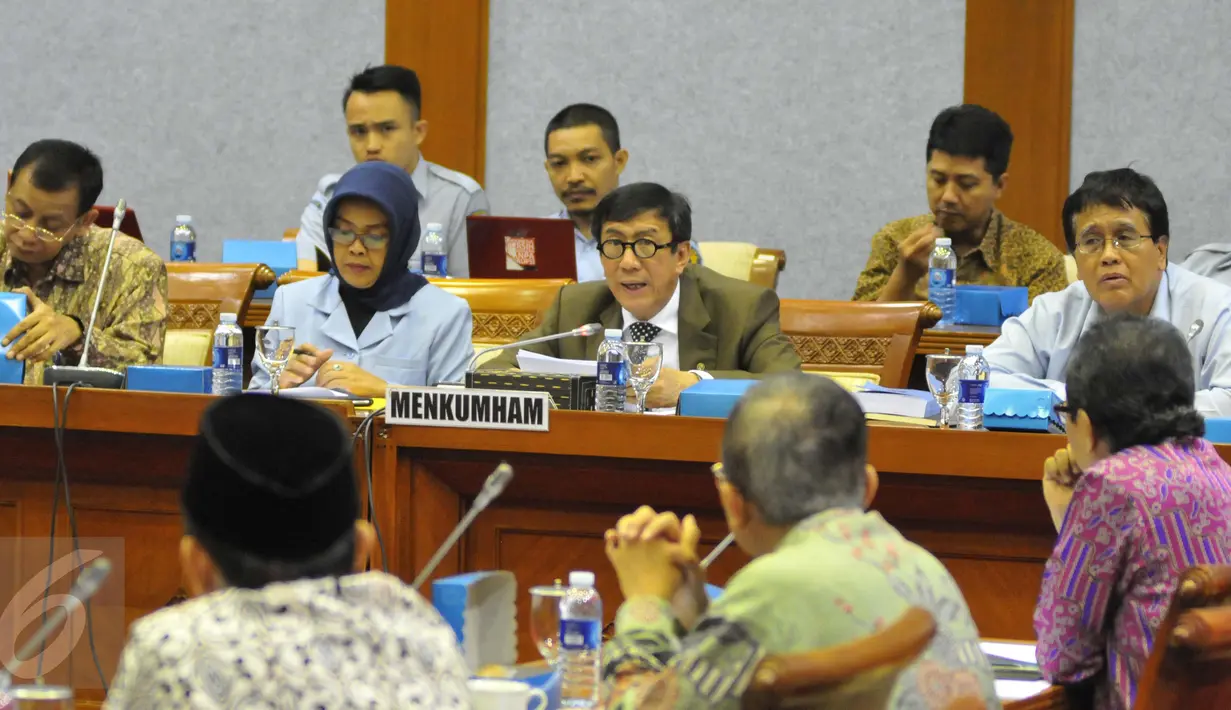 Menteri Hukum dan HAM Yasonna Laoly mengikuti rapat dengan Badan Legislasi (Baleg) DPR di Kompleks Parlemen, Senayan, Jakarta, Selasa (16/6/2015). Rapat tersebut membahas RUU tambahan di Prolegnas 2014-2019. (Liputan6.com/Andrian M Tunay)