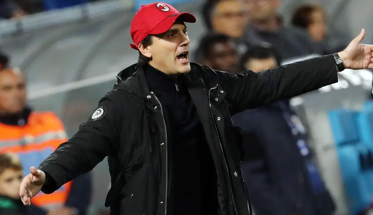 Ekspresi pelatih AC Milan, Vincenzo Montella saat mnyaksikan timnya melawan Sassuolo pada lanjutan Serie A di Mapei Stadium, Reggio Emilia, Italia, (5/11/2017). Milan menang 2-0. (Elisabetta Baracchi/ANSA via AP)