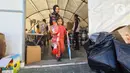Seorang anak membawa bantuan mainan yang disalurkan organisasi kemanusiaan Bulan Sabit Merah Indonesia (BSMI) di pengungsian Taman Ataturk, Kahramansan, Turki, Selasa (21/2/2023). Bantuan terdiri dari mainan anak, popok bayi, dan makanan khusus bayi juga perlengkapan selama musim dingin untuk anak-anak. (Liputan6.com/Andry Haryanto)