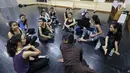 Pebalet berkumpul saat latihan jelang pementasan Namarina Youth Dance (NYD) di Studio Namarina, Jakarta, Kamis (25/7/2019) NYD berharap suatu saat nanti dapat menjadi kelompok tari Indonesia yang resmi dengan akar balet klasik. (Liputan6.com/Fery Pradolo)