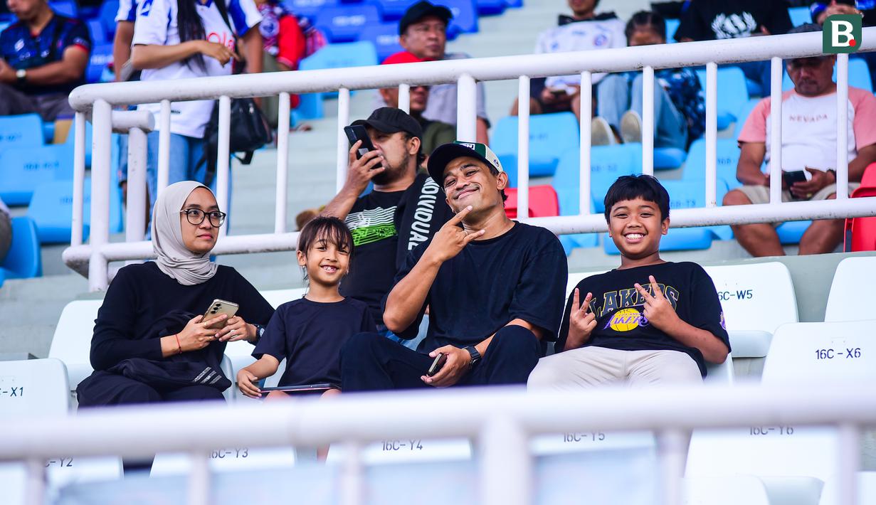 Tak ketinggalan, mantan pemain Arema FC dan Madura United, Benny Wahyudi juga ikut menyaksikan laga tersebut dari bangku tribune Stadion Kanjuruhan. (Bola.com/Iwan Setiawan)