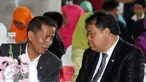 Saldi Isra (kiri) berbincang dengan Ketua Mahkamah Konstitusi, Arief Hidayat saat penyambutan di Jakarta, Selasa (11/4). Saldi Isra menjadi Hakim MK menggantikan Patrialis Akbar yang tersandung kasus dugaan penyuapan. (Liputan6.com/Helmi Fithriansyah)