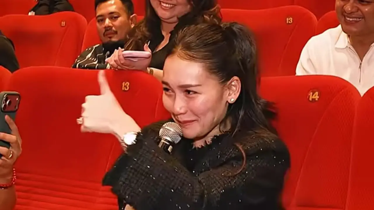 Ayu Ting Ting Nangis di Nobar Film Ibu, Bagaimana Aku Tanpamu? (dok. Falcon Pictures)