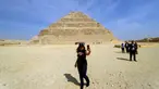 Seorang wanita berswafoto di depan Step Pyramid atau Piramida Bertingkat di nekropolis Saqqara, Provinsi Giza, Mesir, Kamis (5/3/2020). Perdana Menteri Mesir Mostafa Madbouly meresmikan Piramida Bertingkat setelah direstorasi selama 14 tahun. (Xinhua/Ahmed Gomaa)