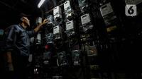 Perusahaan Listrik Negara (PLN) mengonfirmasi pemberian diskon tarif listrik 50 persen sudah dapat dinikmati pelanggan rumah tangga. (Liputan6.com/Herman Zakharia)