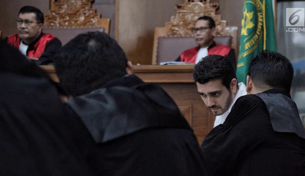 Aktor Fachri Albar berbicara dengan tim kuasa hukum saat sidang lanjutan di Pengadilan Negeri Jakarta Selatan, Selasa (5/6). Usai pembacaan tuntutan, Fachri Albar akan mengajukan pledoi pada Kamis 7 Juni 2018. (Liputan6.com/Faizal Fanani)