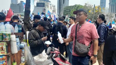 Mengejar Rezeki di Tengah Riuh Aksi Hari Buruh