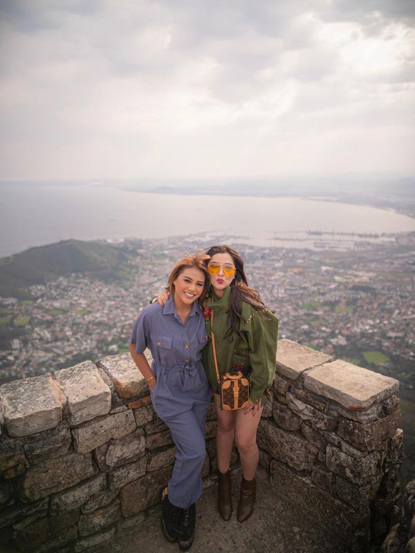 Ashanty foto bersama Aurel Hermansyah di Table Mountain di Cape Town, Afrika Selatan (Dok.Instagram/@ashanty_ash/https://www.instagram.com/p/B2l-x1GJ2Kx/Komarudin(