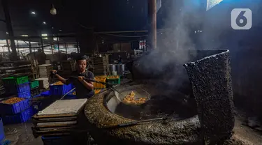 Pekerja memproduksi tahu dari bahan kedelai impor di kawasan Pasir Putih, Depok,  Jawa Barat, Kamis  (27/6/2024). (merdeka.com/Arie Basuki)