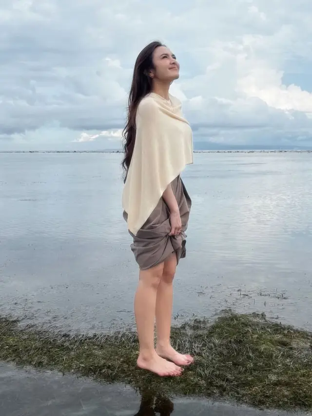 Mahalini Pulang Kampung ke Bali dengan pakaian serba coklat. [@mahaliniraharja]