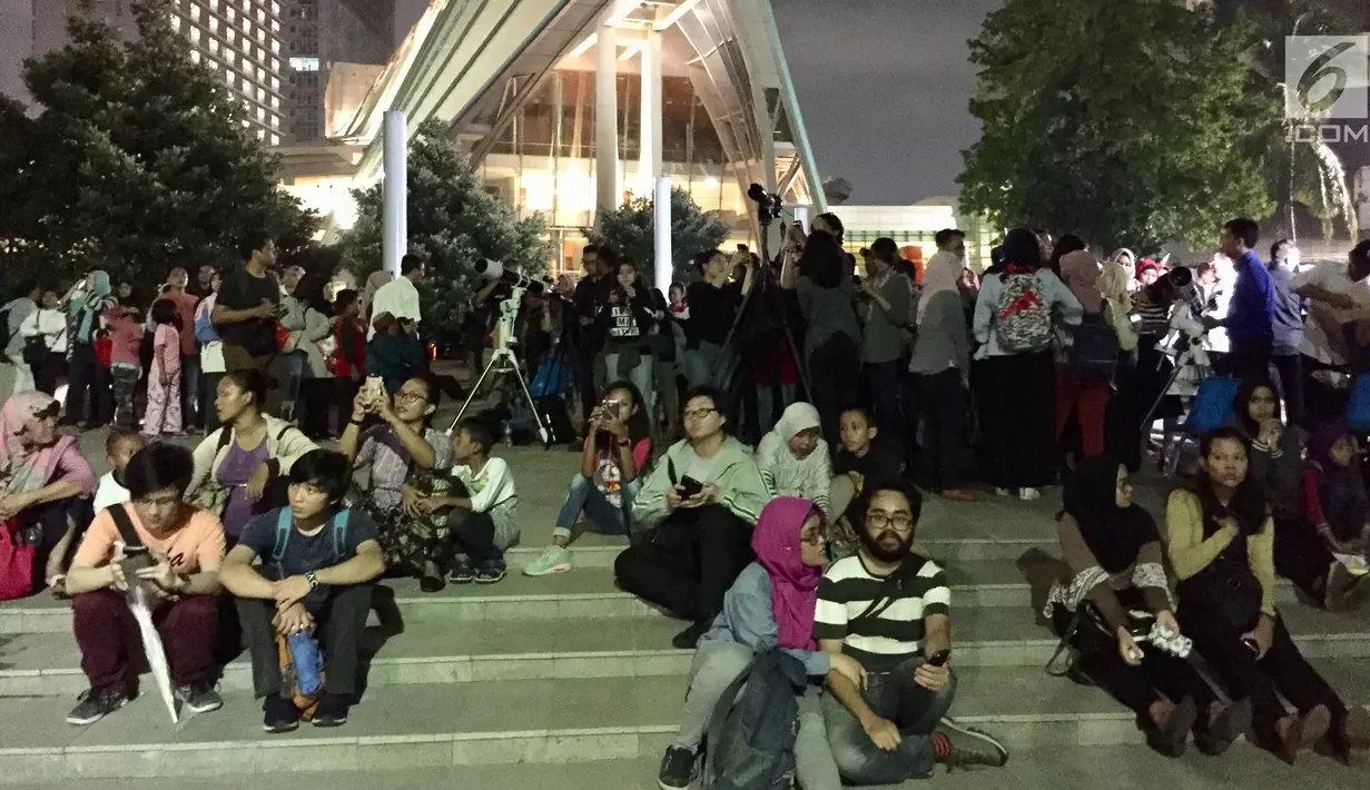 Sejumlah pengunjung memadati sekitaran TIM untuk menyaksikan berlangsungnya fenomena gerhana bulan total, Jakarta, Rabu (31/1). Fenomena alam ini dapat dilihat menggunakan teropong yang disediakan Planetarium Jakarta. (Liputan6.com/Immanuel Antonius)