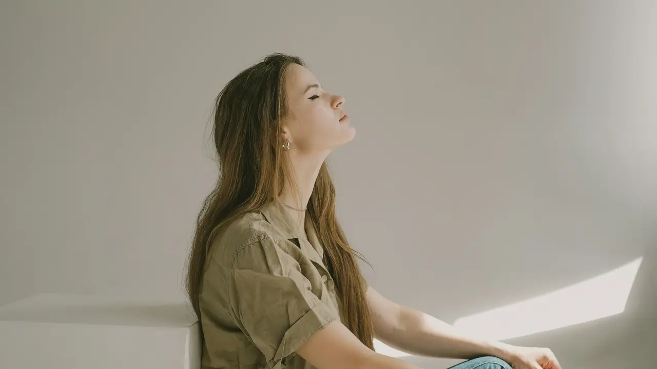 Salah satu kunci untuk menghentikan inner critic adalah dengan melatih self-compassion atau kasih sayang pada diri sendiri.