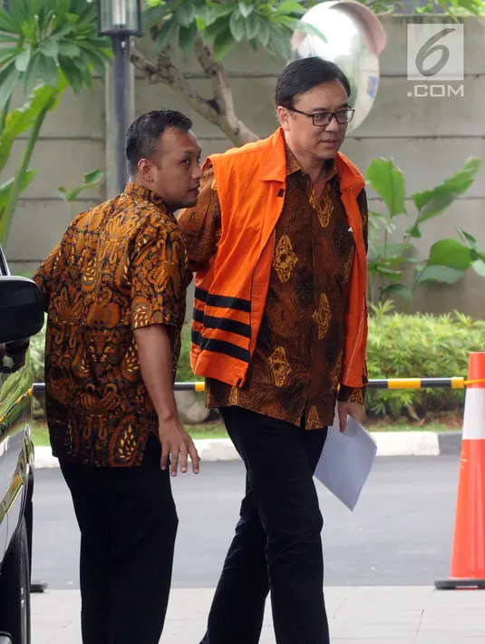 Direktur Operasional Lippo Group Billy Sindoro (kanan) tiba di Gedung KPK, Jakarta, Jumat (30/11). Billy diperiksa sebagai tersangka terkait dugaan suap terhadap Bupati Bekasi Neneng Hasanah Yasin. (Merdeka.com/Dwi Narwoko)