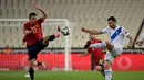 Pemain depan Spanyol Pablo Sarabia (kiri) berebut bola dengan bek Yunani Georgios Tzavelas pada laga Kualifikasi Piala Dunia 2022 zona Eropa Grup B di Olympic stadium, Jumat (12/11/2021) dini hari WIB. Spanyol menaklukkan tuan rumah Yunani dengan skor 1-0. (ARIS MESSINIS/AFP)