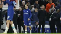 Pelatih Chelsea, Graham Potter (kanan) meninggalkan lapangan setelah dikalahkan Aston Villa pada pertandingan lanjutan Liga Inggris di stadion Stamford Bridge di London, Sabtu, 1 April 2023. (AP Photo/David Cliff)