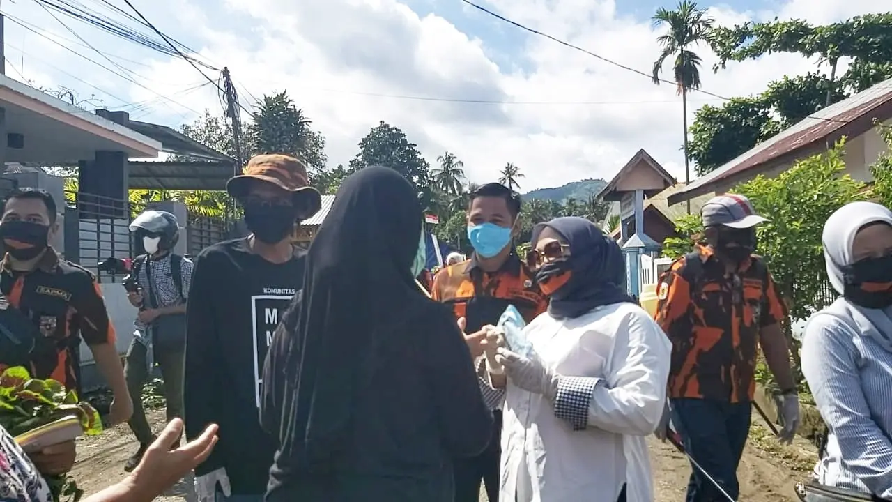 Aksi bagi-bagi masker