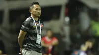 Pelatih PS TNI, Rudy Eka Priyambada, saat pertandingan melawan Sriwijaya FC pada laga Liga 1 Indonesia di Stadion Pakansari, Bogor, Rabu, (25/10/2017). PS TNI menang 2-1 atas Sriwijaya FC. (Bola.com/M Iqbal Ichsan)