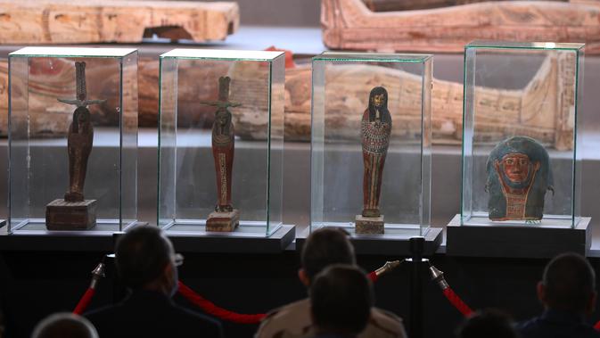 Sejumlah peti mati dan artefak kuno terlihat di situs penemuan peti mati kayu berwarna-warni di Provinsi Giza, Mesir, pada 14 November 2020. Kementerian Pariwisata dan Kepurbakalaan Mesir memamerkan 100 peti mati kuno yang baru ditemukan di Provinsi Giza dekat ibu kota Kairo. (Xinhua/Ahmed Gomaa)