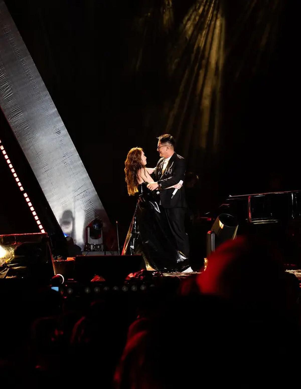 6 Potret Duet Ayu Ting Ting dan Boy William di Konser 'Dangdut Dangdutan' Depok