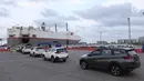 Sejumlah mobil yang akan diekspor bergerak menuju kapal di PT IKT, Tanjung Priok, Jakarta Utara, Selasa (12/2). (Liputan6.com/Angga Yuniar)