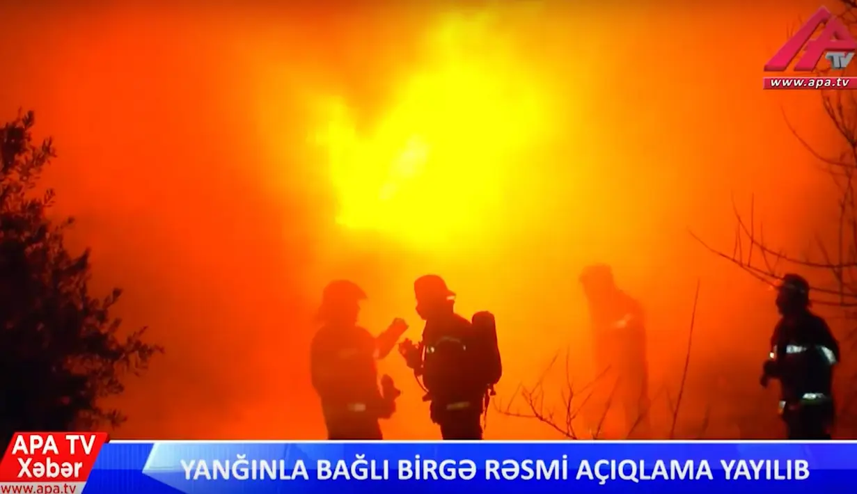 Regu pemadam kebakaran dikerahkan ke sebuah pusat rehabilitasi pecandu narkoba di Ibu Kota Baku, Azerbaijan, Jumat (2/3). Kebakaran diduga terjadi akibat gangguan  pada jaringan listrik di bangunan utama kompleks rehabilitasi tersebut. (APA TV via AP)