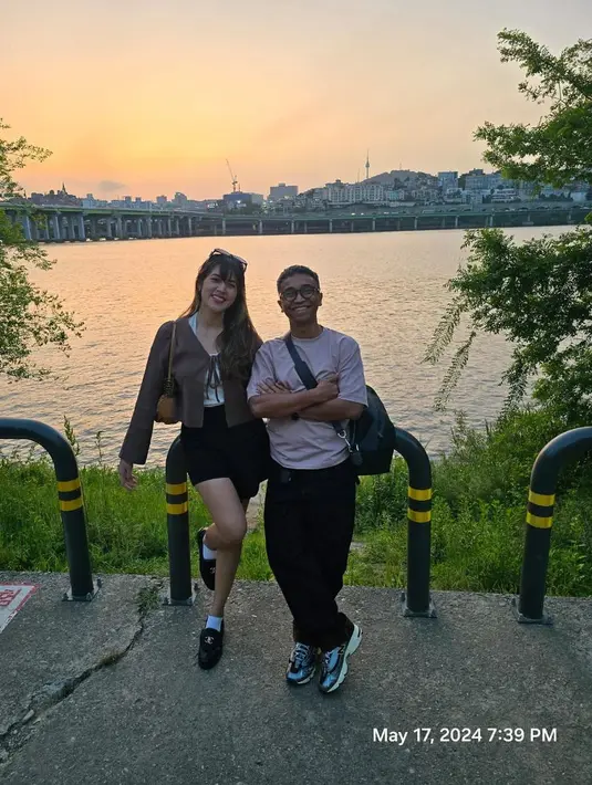 Gaya manis lainnya Raisa pakai rok mini, ketika ia memadukan tank top putih dengan sweater cokelat, dan rok mini hitam. [Foto: Instagram/raisa6690]