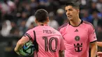 Pemain Inter Miami Lionel Messi (kiri) merayakan bersama Luis Suarez usai mencetak gol ke gawang Al Hilal lewat tendangan penalti dalam laga uji coba bertajuk Riyadh Season Cup di Stadion Kingdom Arena, Riyadh, Arab Saudi, Senin (29/1/2024). (Fayez NURELDINE/AFP)
