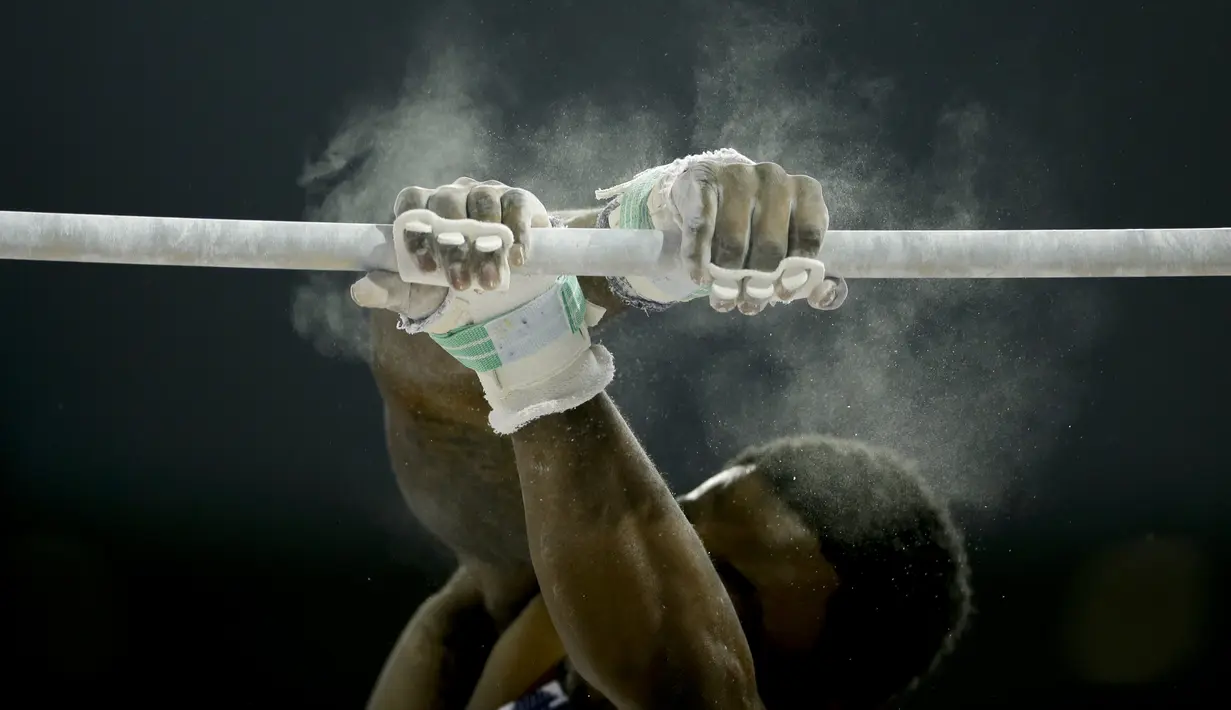Pesenam AS, Marvin Kimble, berlomba di nomor palang sejajar Pan Am Games 2015 di Toronto, Kanada. (11/7/205). (AP Photo/Gregory Bull)