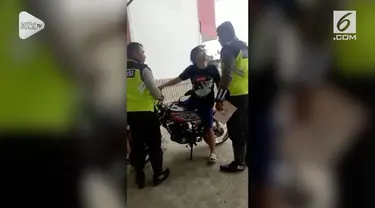 Seorang emak-emak meludahi polisi karena tak terima ditilang.