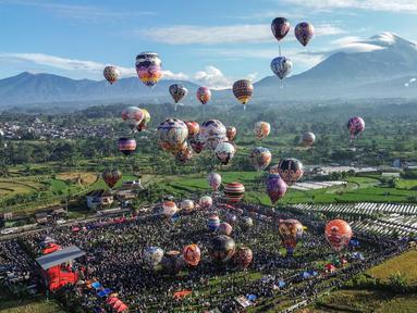 Foto udara menunjukkan balon udara mengambang di udara saat festival balon udara tahunan di Wonosobo, Jawa Tengah, pada Rabu 2 April 2025. (DEVI RAHMAN/AFP)