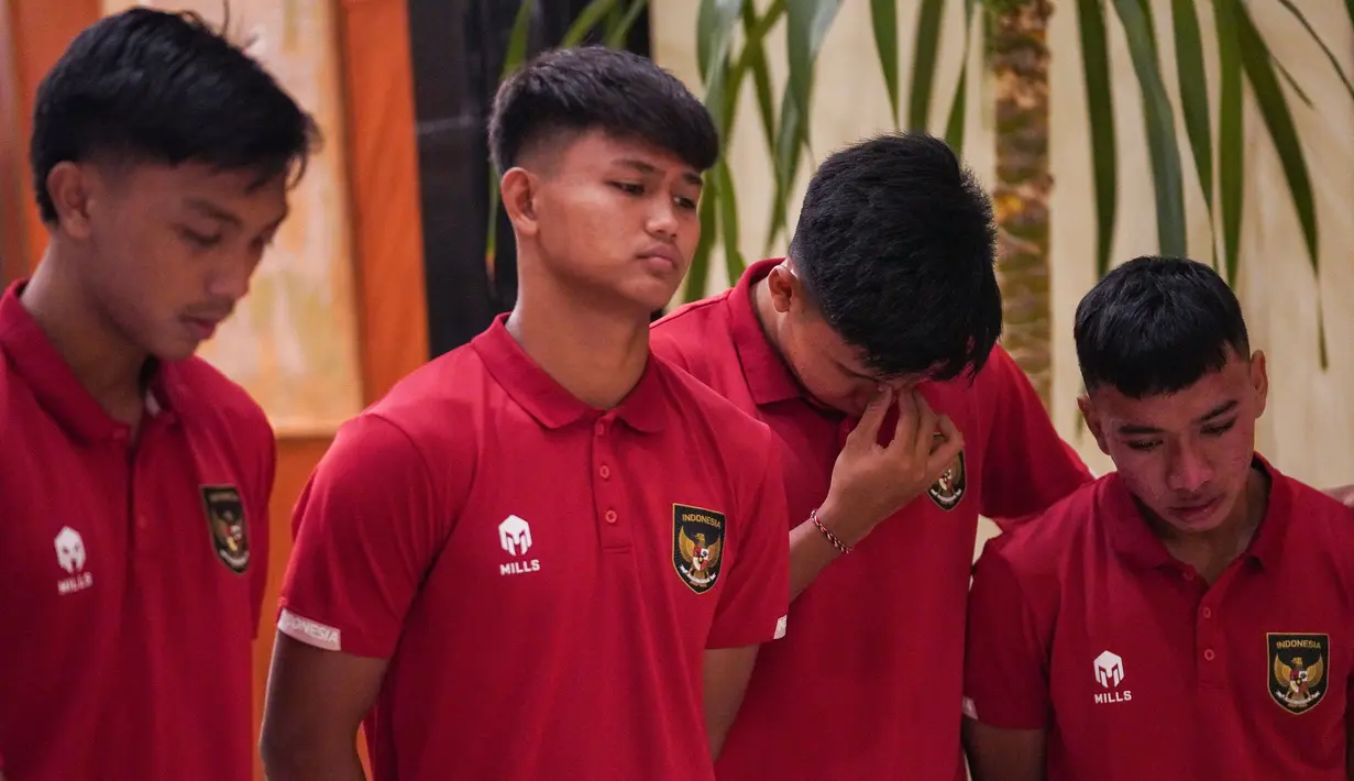 Reaksi kecewa pemain Timnas Indonesia U-20, Hokky Caraka (tengah kiri) bersama rekan-rekannya setelah FIFA membatalkan Indonesia sebagai tuan rumah Piala Dunia U-20 2023 pada Rabu (29/03/2023) malam WIB. (Dok. PSSI)